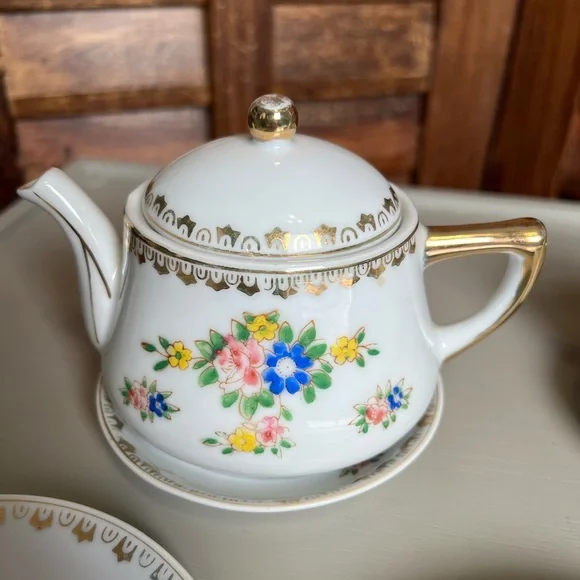 Children’s porcelain 9 pieces china tea set. Flowers w/ gold accents. Adorable🥰 - Picture 2 of 10